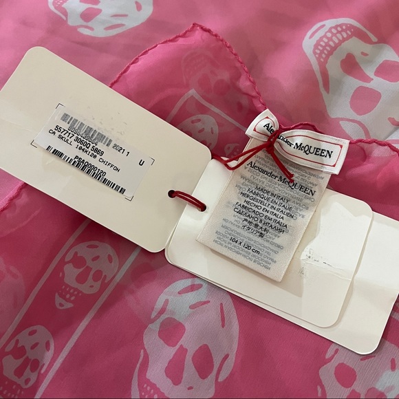 NWT Alexander McQueen Women’s Pink Silk Chiffon Skull-Print Scarf - Picture 4 of 4